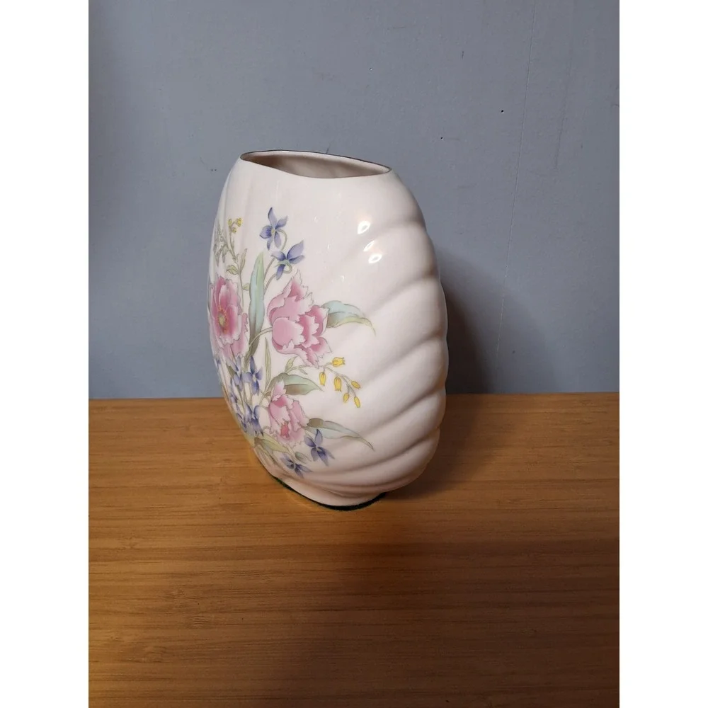 Vintage Floral Clamshell Shaped Vase. Made In Japan. 1 Chip On Inside(pictured)
